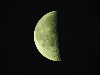 下弦の月、月齢22、夜明け頃の明るい空