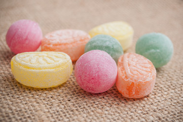 bonbons traditionnels sur toile de jutte