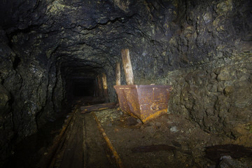 Obraz premium Underground abandoned gold ore mine shaft tunnel gallery