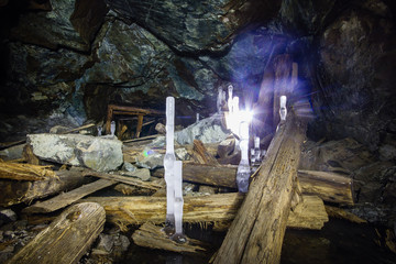 Fototapeta premium Underground abandoned gold ore mine shaft tunnel gallery with stagmites