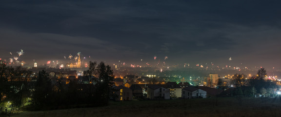 Fototapeta premium Panorama Blick auf das Silvester Feuerwerk in Regensburg, Silvester 2018, Deutschland