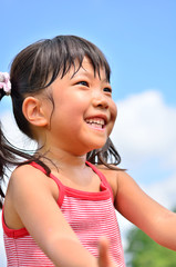 青空で元気に笑う女の子