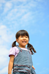 青空で笑う女の子