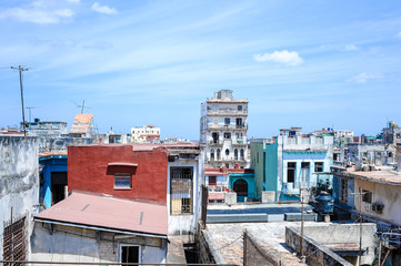 Fototapeta na wymiar Scenic view of crumbling buildings in Havana