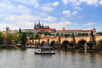 Obraz premium View of Charles Bridge and Castle of Prague on a sunny day