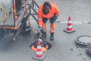 Straßenarbeiter bei Kanalarbeiten