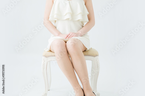 ファッショントレンド トップ100女性 椅子 座る