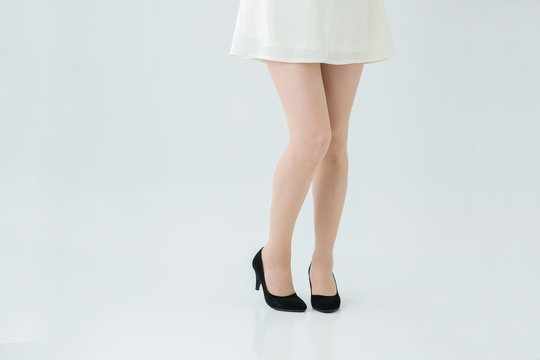 スカートをはいた女性の脚
