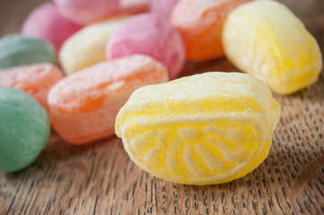 bonbons traditionnels sur table en bois 