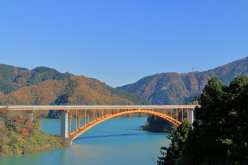 Fototapeta premium 青空と宮ヶ瀬湖虹の大橋