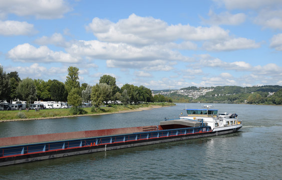 Lastkahn auf dem Rhein bei Koblenz