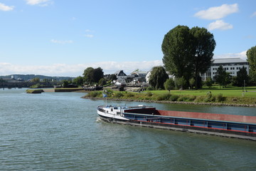 Fototapeta na wymiar Lastkahn auf dem Rhein bei Koblenz