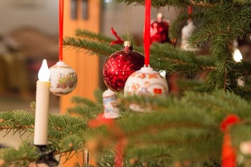 Weihnachtsbaum mit schönem und eleganten Schmuck