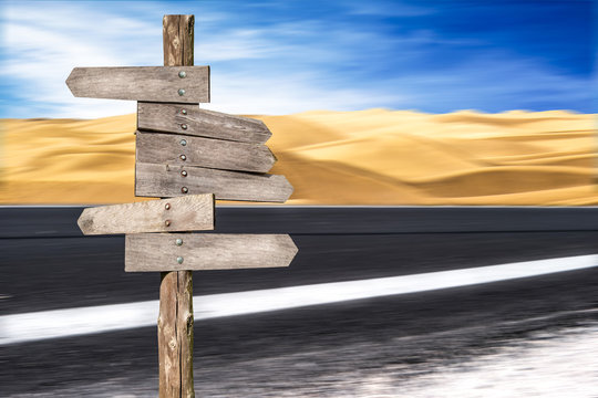 segnali stradali di legno in una strada nel deserto