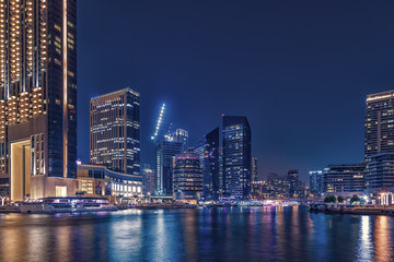 Obraz premium Promenade and canal in Dubai Marina