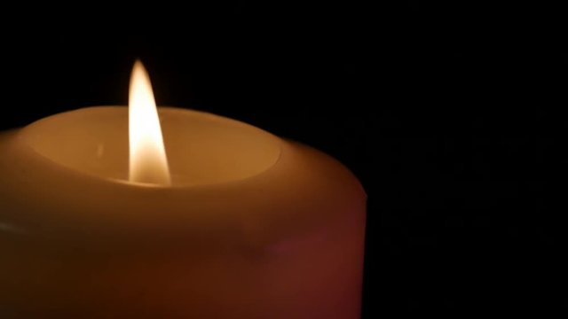 vela encendida para decoraci&oacute;n