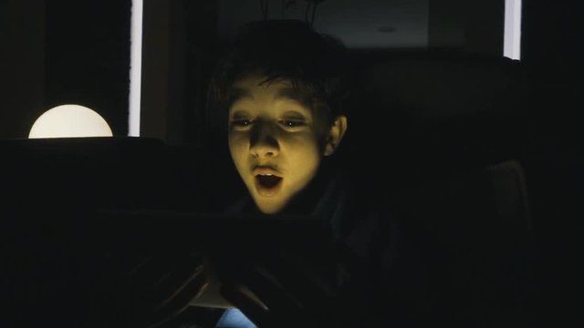 Ni&ntilde;o con tableta