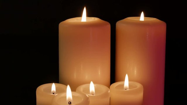 conjunto de velas encendidas para decoraci&oacute;n