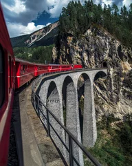 Photo sur Plexiglas Viaduc de Landwasser Viaduc de Landwasser Suisse été train rouge