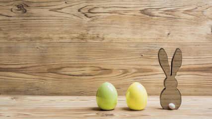 Zwei Ostereier mit Hasen vor einem Holz Hintergrund