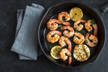 Roasted shrimps with lemon and garlic