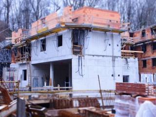 Baustelle: Wohn- und Geschäftsräume im Rohbau