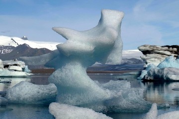 Islandia - lodowa laguna Jökulsárlón - fantastyczne kształty gór lodowych