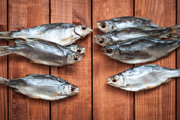 Сушеная рыба, на фоне деревянных досок