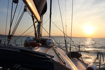 Fototapeta premium barca a vela verso sera