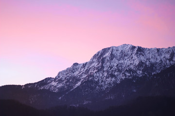 Gl&uuml;hender Himmel hinter Bergen