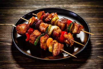 Afwasbaar Fotobehang Grill / Barbecue Shish kebabs - gegrild vlees en groenten