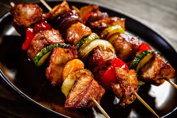 Photo sur Plexiglas Grill / Barbecue Shish kebabs - viandes et légumes grillés
