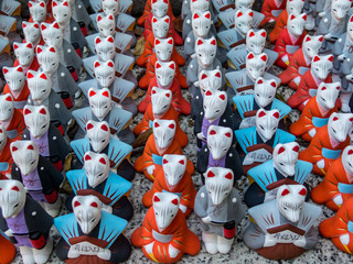 Statuette di volpe al santuario Fushimi Inari in Giappone
