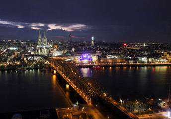 Fototapeta na wymiar Kölner Dom bei Nacht mit Brücke und Opernhaus