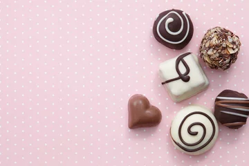 Crédence de cuisine en verre imprimé Bonbons Handmade chocolate candy sweets on pink background with white dots, top view