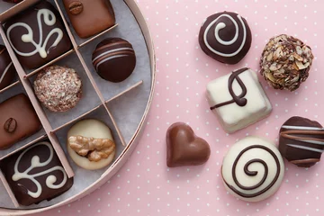 Crédence de cuisine en verre imprimé Bonbons Handmade chocolate candy sweets on pink background with white dots, top view