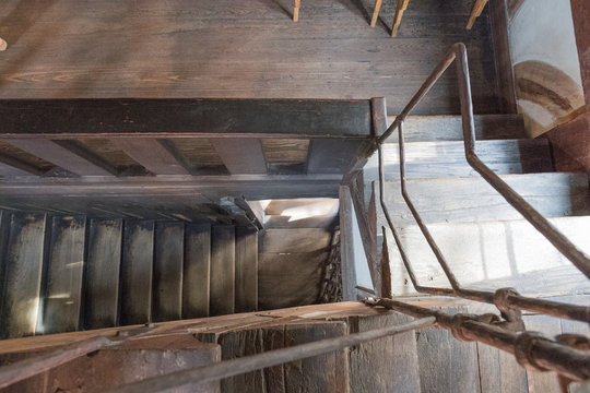 Alte Holztreppe in einem altertümlichen Fachwerkhaus mit Sicht von oben