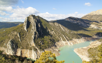 Sierra del Montsec con el pantano de Canyelles a sus pies