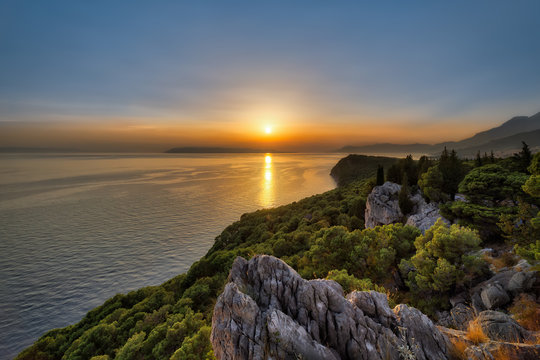 Hei&szlig;er Sonnenuntergang im Sommer an der Makarska riviera