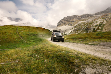 Offroad Fahrzeug in den Bergen, Alpen  © eccenpic