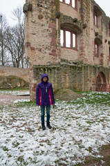 eine frau steht  in der burgruine landskrone