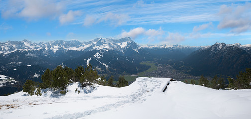 Aussichtsplattform am Wank mit Blick auf Garmisch und Zugspitze