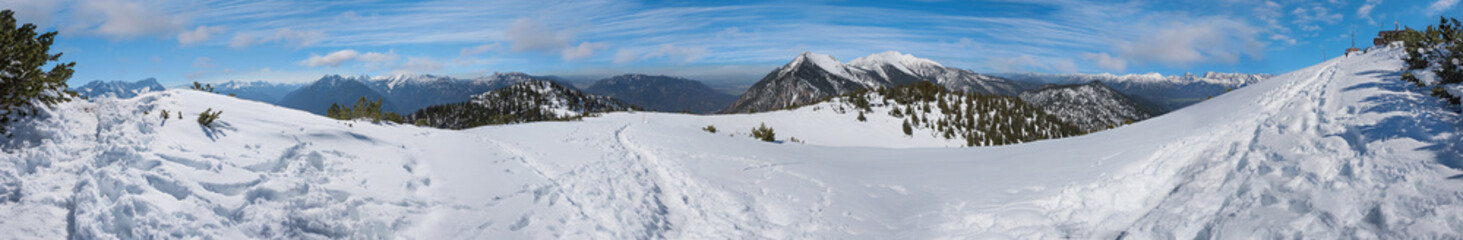 Fototapeta na wymiar verschneiter Pfad am Wank, Alpenpanorama blauer Himmel Höhenweg