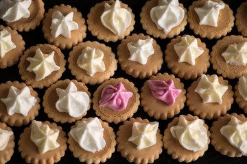 eine Textur aus kleinen verschieden verzierten Cupcakes