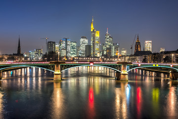 Fototapeta na wymiar Skyline von Frankfurt am Main am Abend von der Flößerbrücke aus gesehen