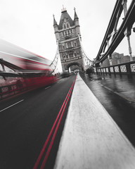 Fototapeta na wymiar Tower Bridge bus