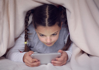 girl play on smart phone