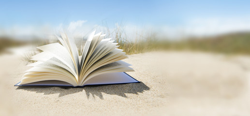 Buch im Sand © by-studio