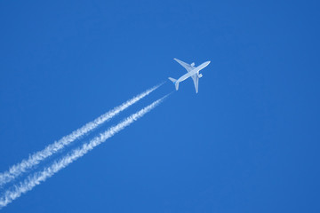 avion en altitude ciel très bleu