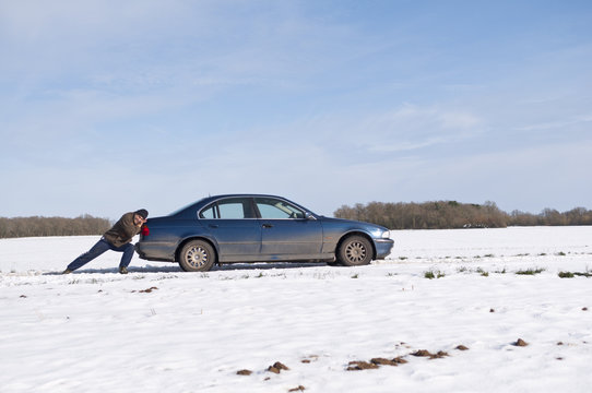 Automobiliste immobilisé par la neige et le verglas en rase campagne
